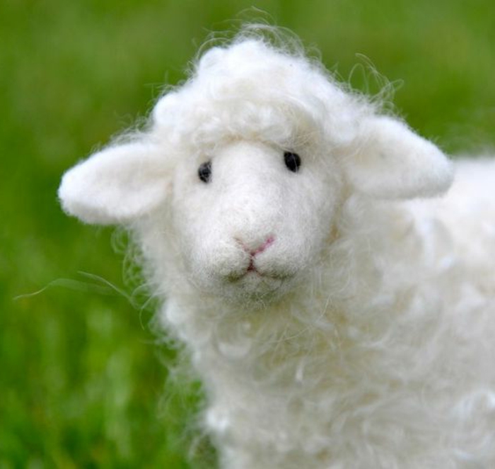 mouton blanc en laine, joli mouton créé avec des touffes de laine