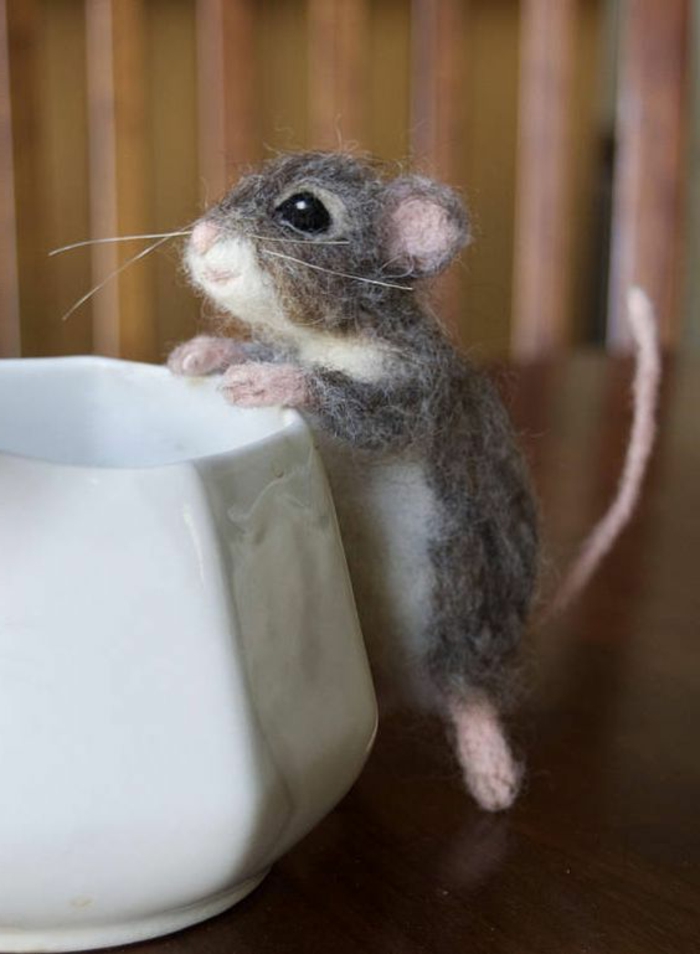 souris gris et blanc en laine pour feutrage, une mine sympa de petit animal fait main