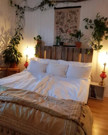 petite chambre boheme jungle plante grimpante interieure lampe chevet