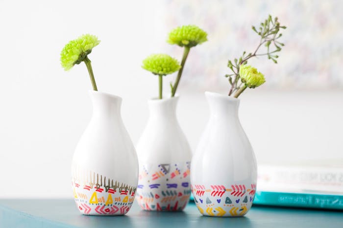 des vases blancs simples décorés de motifs tribal, cadeau anniversaire femme a fabriquer pour sa mere