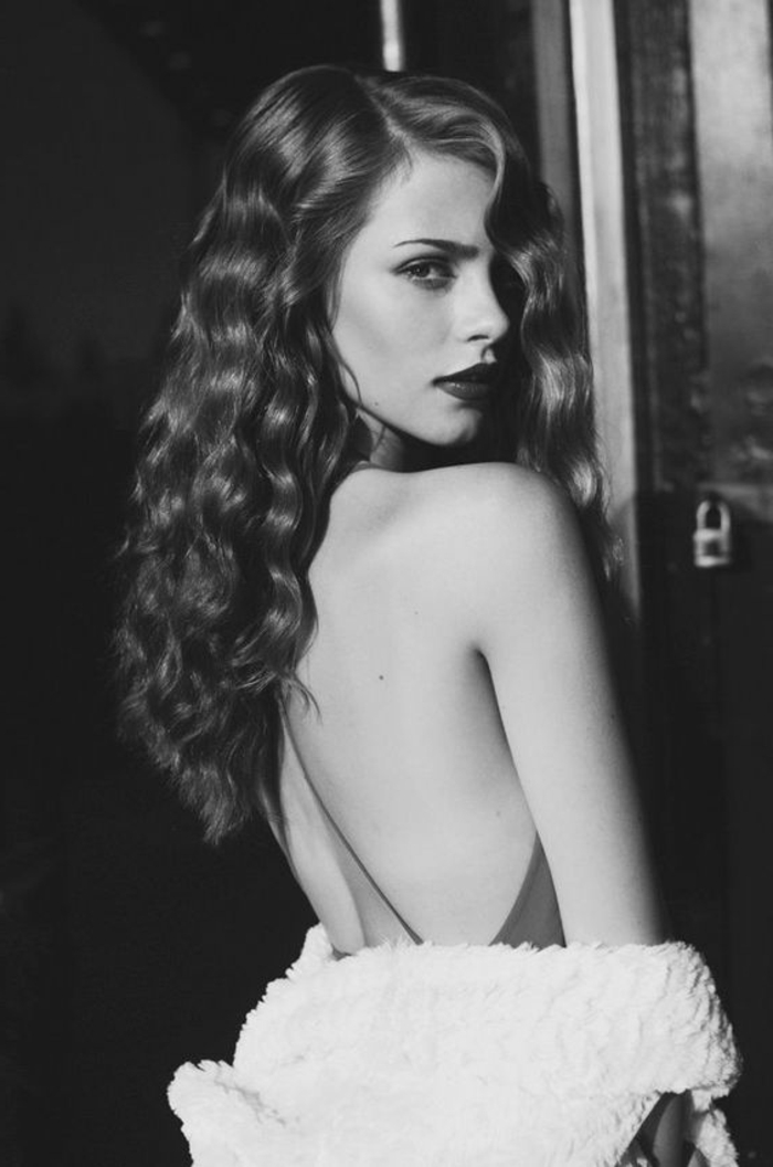 photos noir et blanc, photo en noir et blanc, femme aux cheveux longs ondulants, dos nu, regard et allure provocants