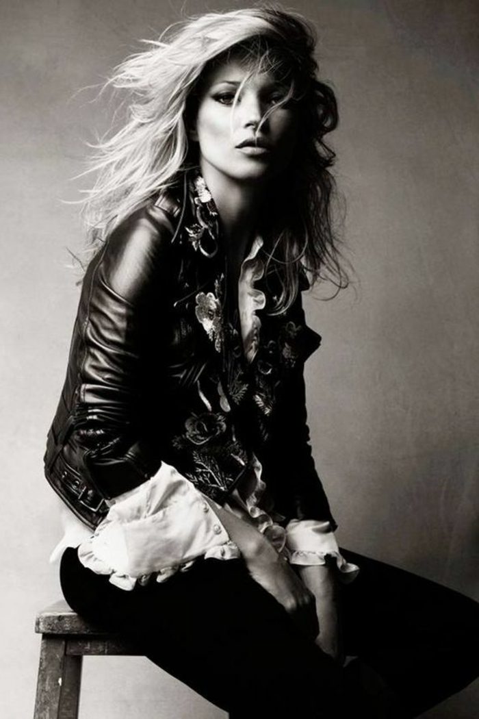 portrait noir et blanc, photo noir et blanc, Kate Moss dans sa jeunesse, posant sur un tabouret en bois pour un magazine de mode