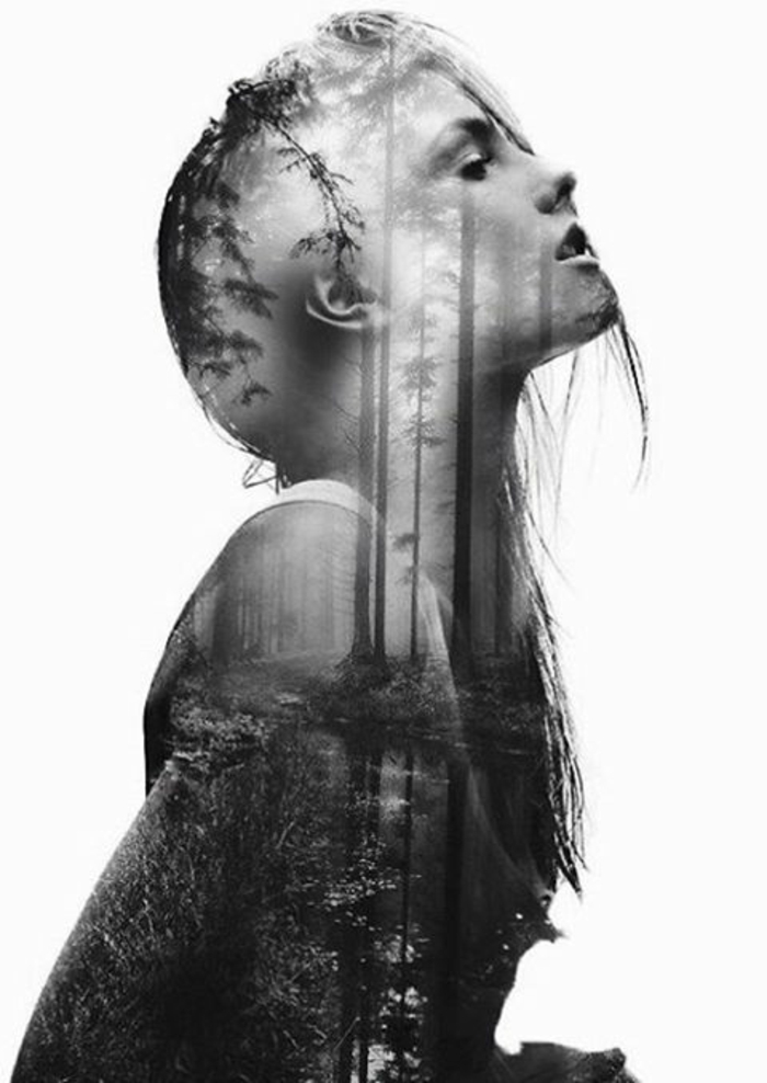 photo noir et blanc, portrait noir et blanc, femme qui lève sa tête, paysage a l'intérieur de la silhouette de la jeune femme 