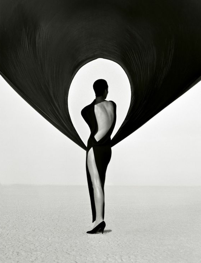 photos noir et blanc, femme qui joue avec un voilage et le tient comme une corde a sauter, belles formes du corps féminin et du tissu