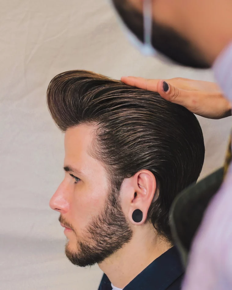 pompadour coiffure salon barbier produit coiffant brillance cheveux