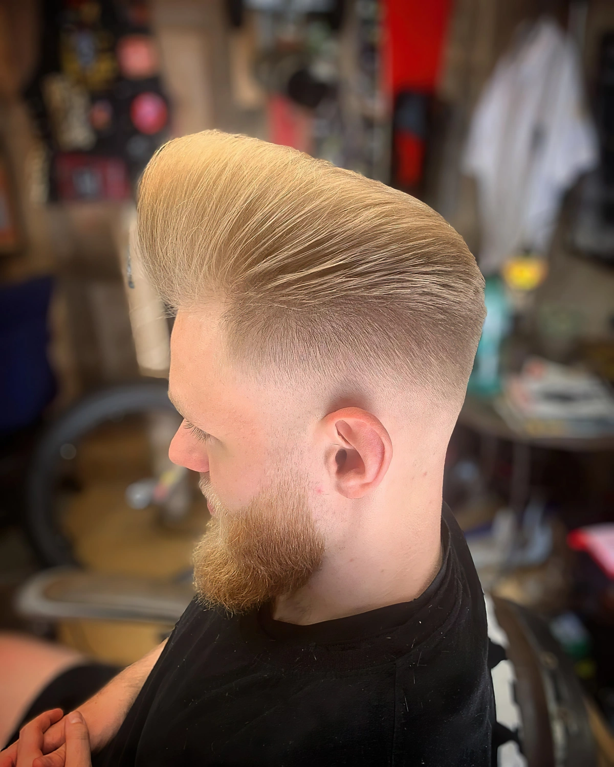 pompadour volumineux tres haut degrade a blanc homme blond