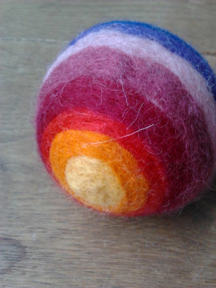 bricolage avec de la laine, boules faites avec des touffes de laine colorée