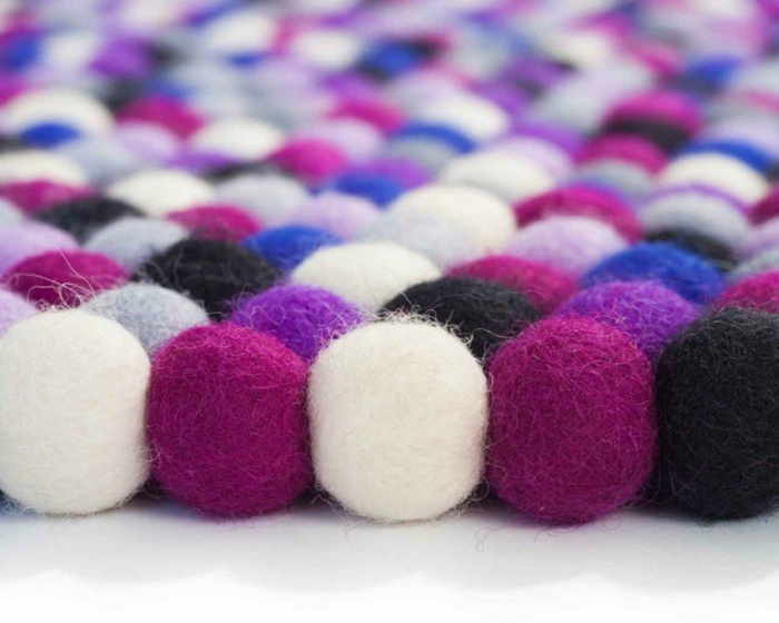 pompons colorés, créations avec laine avec des touffes de matériel coloré