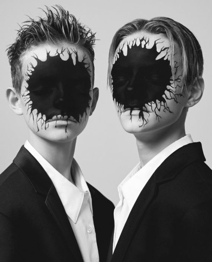 image noir et blanc, deux mômes, avec des taches d'encre énormes sur leur visage, vêtements bon chic, bon genre, photo avec message 