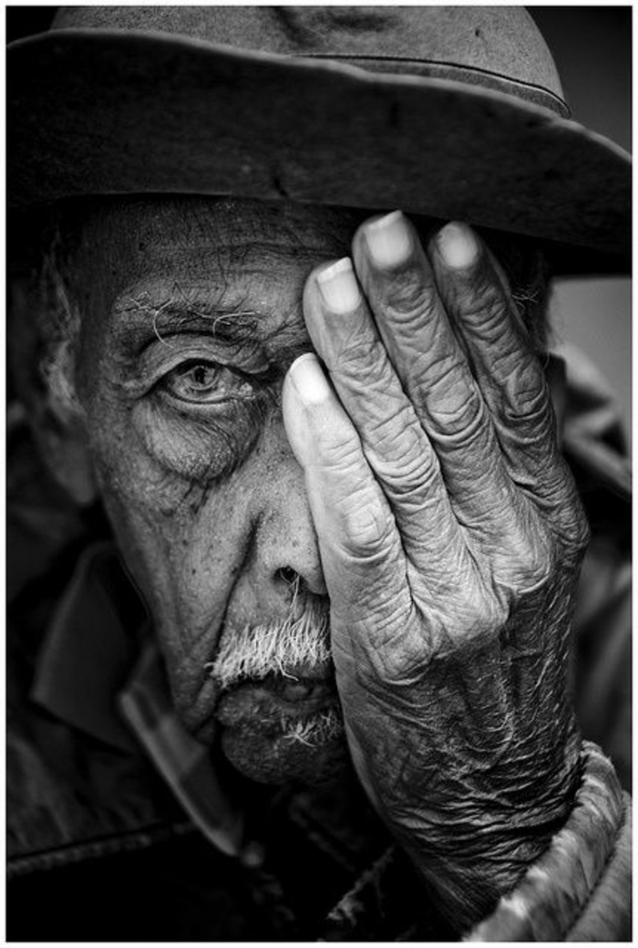 photo noir et blanc, vieil homme avec la peau en rides visage et mains, vieillesse, homme avec chapeau de marin, yeux figés, regard profond