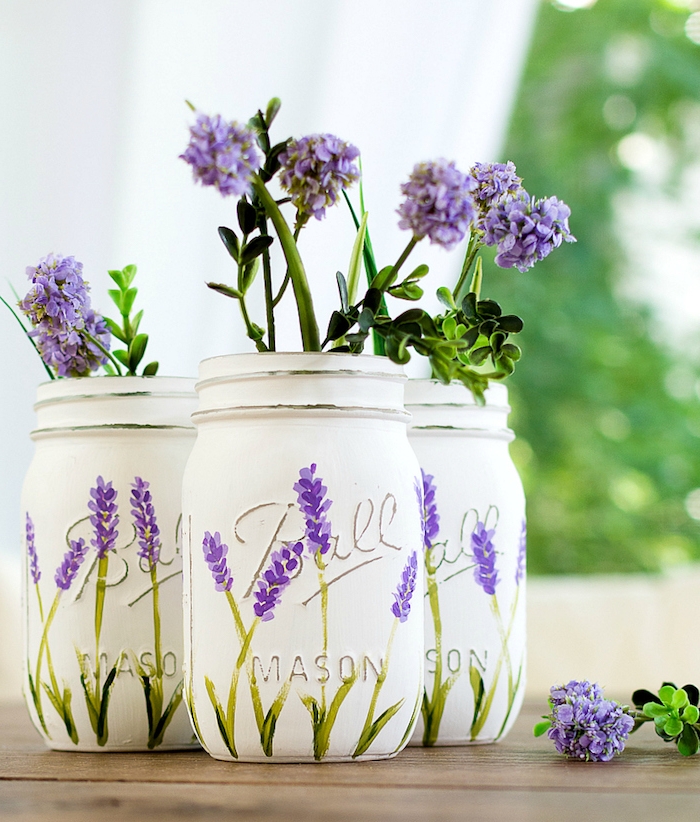 pots en verre repeints en blanc avec dessin de motif lavande violette, vase de fleur style champetre, diy cadeau maman