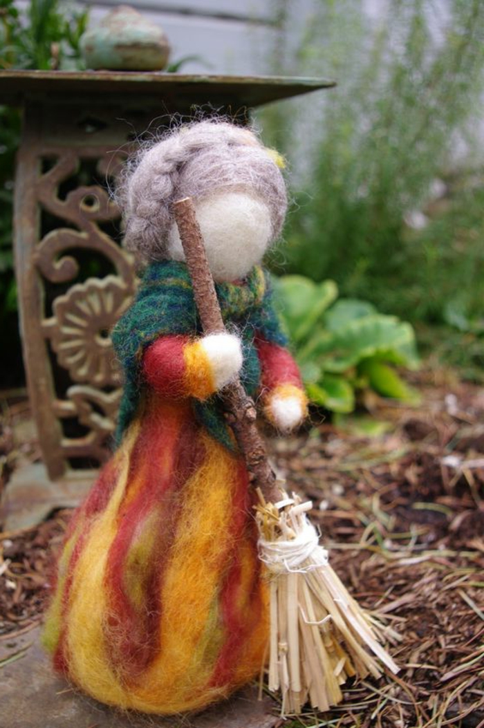 bricolage avec de la laine, poupée en laine, une poupée avec balaine et aux tresses en laine