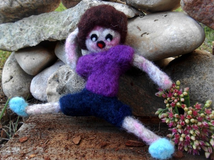 poupée en laine colorée, des souliers bleus, blouse lilas et pantalon bleu