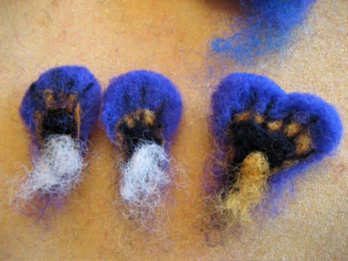 que faire avec de la laine, laine peinte feutrée et faite en pétales de violettes