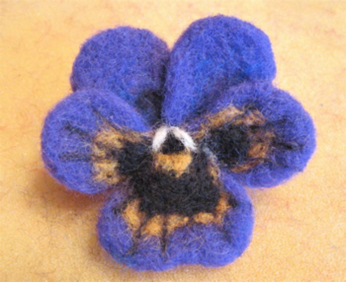 que faire avec de la laine, violette tricolore avec laine à faire soi-même, activités manuelles