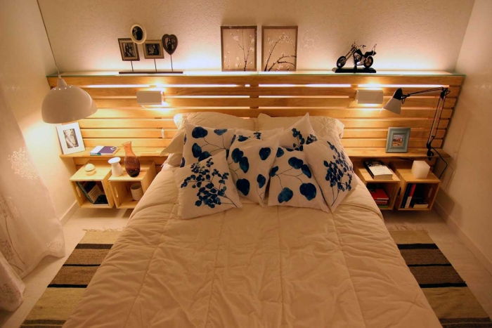 tete de lit palette, éclairage intérieur avec lampe suspendue et lampes de chevet sur la tête de lit