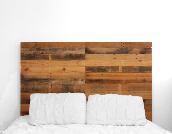 faire une tete de lit, chambre blanche avec meubles de planches en bois foncé et linge de lit blanc