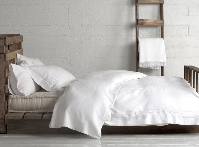 tete de lit en palette, style rustique avec murs à design briques blanches et plancher de bois peint en blanc
