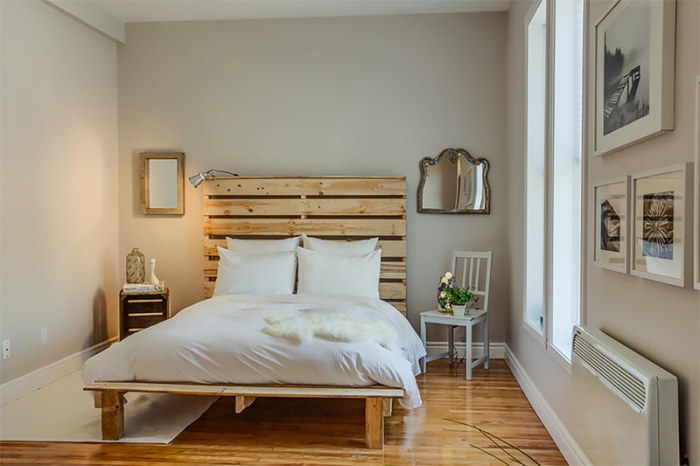 faire une tete de lit, déco moderne dans la chambre adulte avec king size lit et parquet de bois foncé