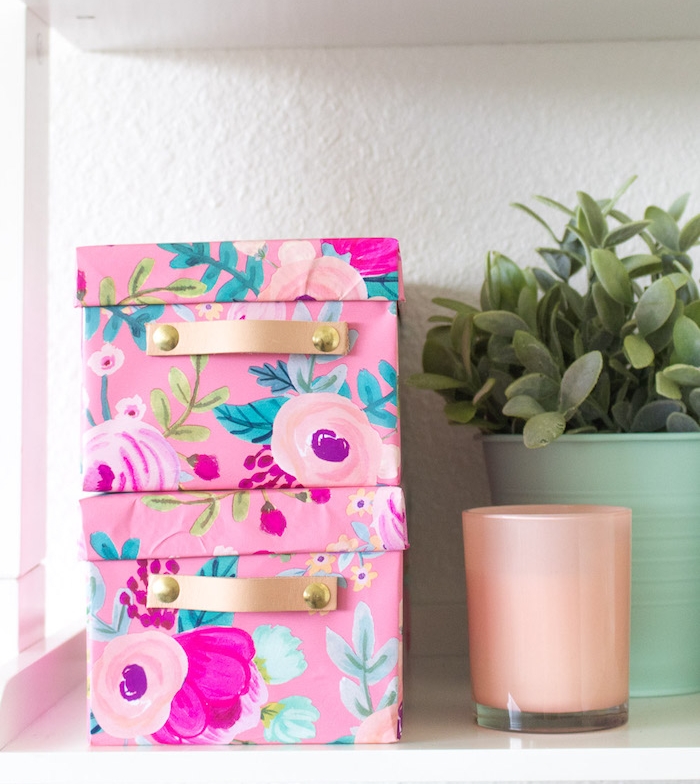 boite de rangement fabriquée da une boîte à chaussures customisée de papier à motifs fleuris, cadeau pour la fête des mères a fabriquer