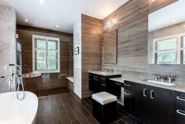 refaire une salle de bain, baignoire blanche, sol élégant, murs effet bois, placards bois