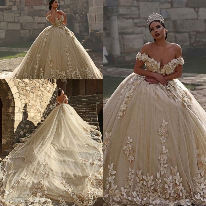 robe de mariée princesse, robe avec grande traine, éléments floraux 3D et tiara 