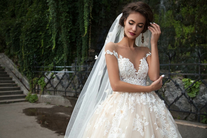 robe de mariée princesse, motifs floraux 3D, longue voile, vernis à ongles blanc