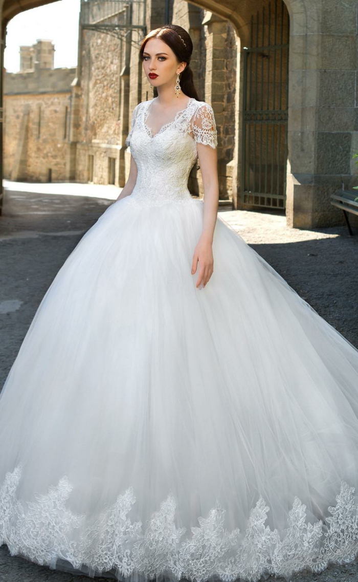 robe de mariée de princesse, robe de mariée cendrillon, manches courtes, décolleté triangulaire