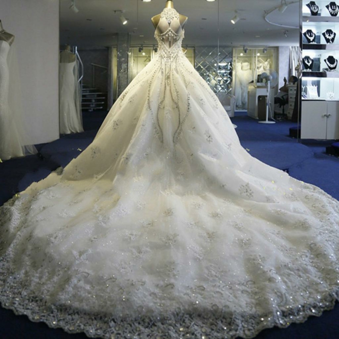 robe de mariée de princesse, logue traine, robe avec des perles luisantes