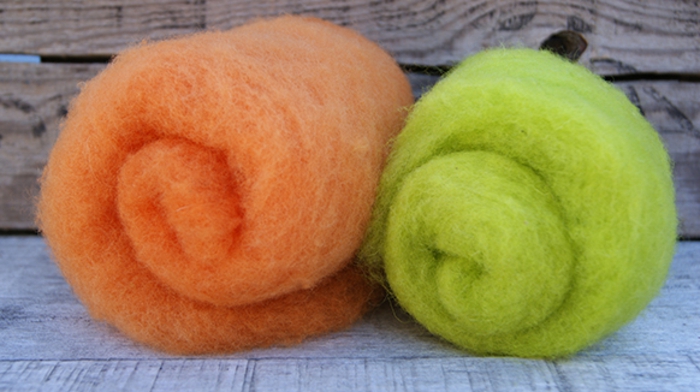 que faire avec de la laine, laine feutrée prête pour être modelée en couleur orange et vert