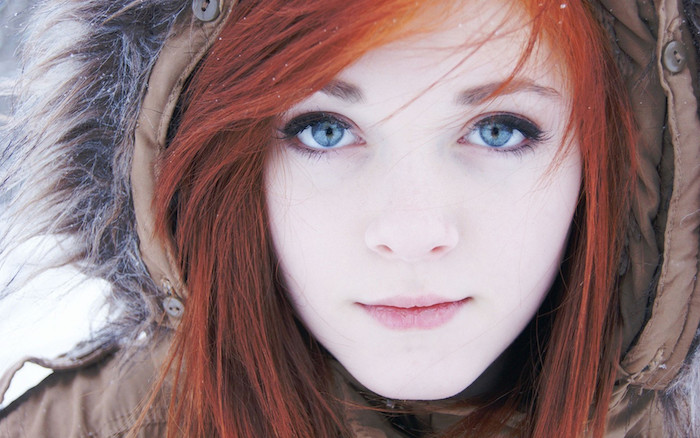 exemple de coiffure look tock dégradé femme avec frange sur le coté et coloration rouge aux nuances roux, des yeux bleus