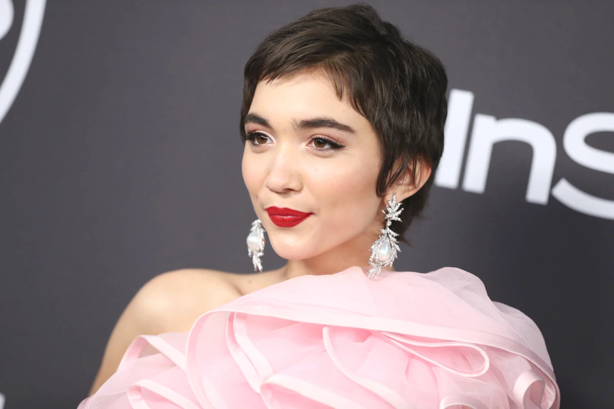 rowan blanchard coupe courte effile tendance 2024 robe rose boucles d oreille