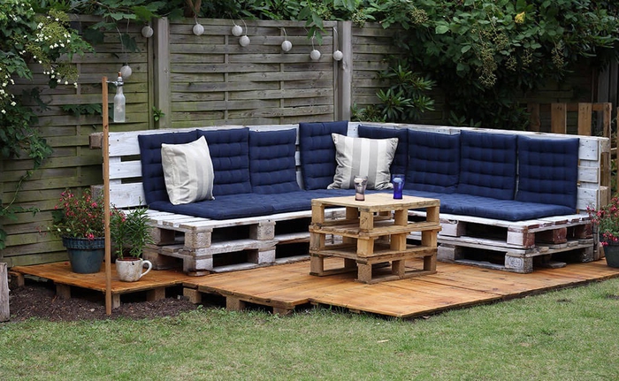 meubles en palettes pour le jardin et la terrasse, aménagement d un petit jardin avec un salon de jardin en palettes en bois 