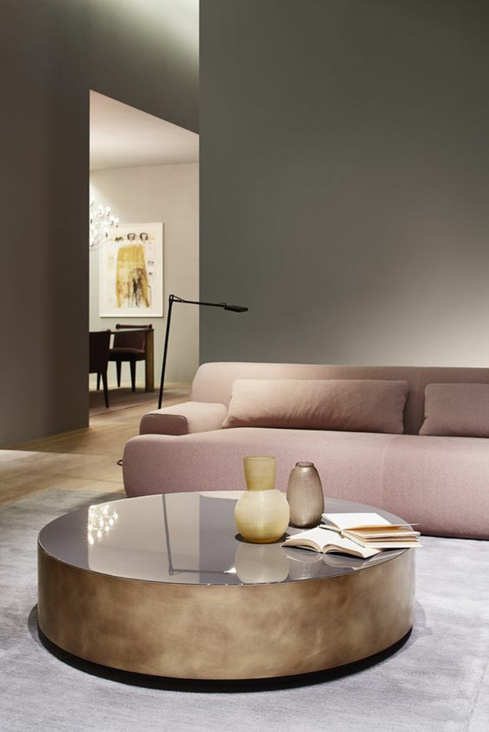 idée deco salon avec canapé en rose poudré avec deux larges coussins, grande et basse table ronde, tapis en gris pastel, trois vases sur la table 