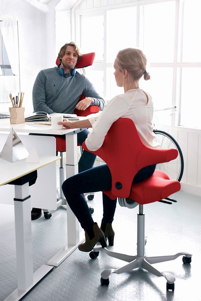 un modèle de chaise de bureau ergonomique avec assise en forme de selle qui combine la fonctionnalité et le design intelligent moderne