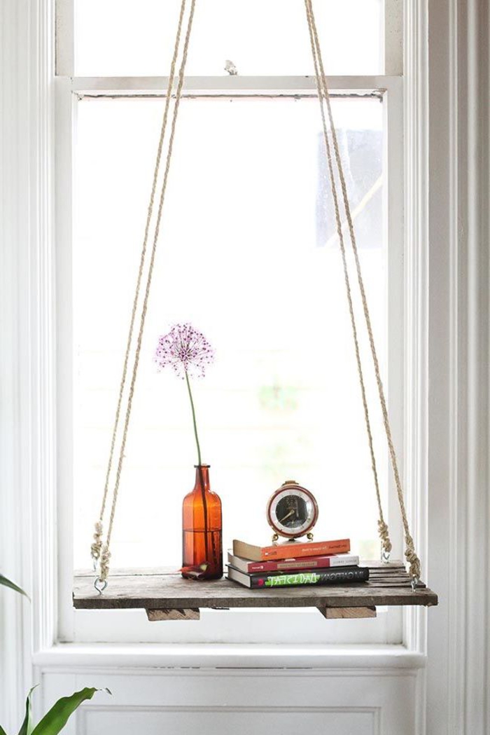 une table suspendue en bois de palette et corde, idées créatives pour un meuble en palette 