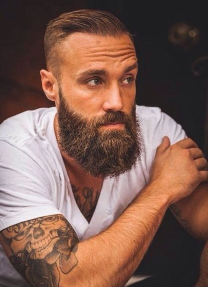 comment entretenir barbe sculptée longue et coupe pompadour homme hipster