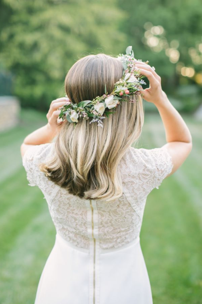 Photo coiffure mariée cheveux courts coiffure chignon mariée couronne de fleurs mariage champetre