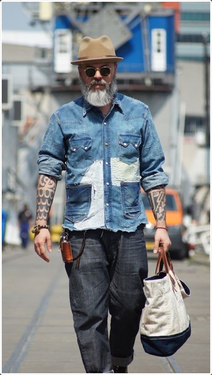 tenue hipster homme barbe grise chemise tattoo