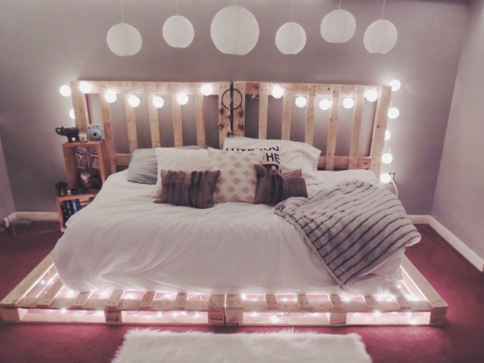 fabriquer tete de lit, déco chambre ado fille avec guirlande lumineuse et lampes suspendues blanches