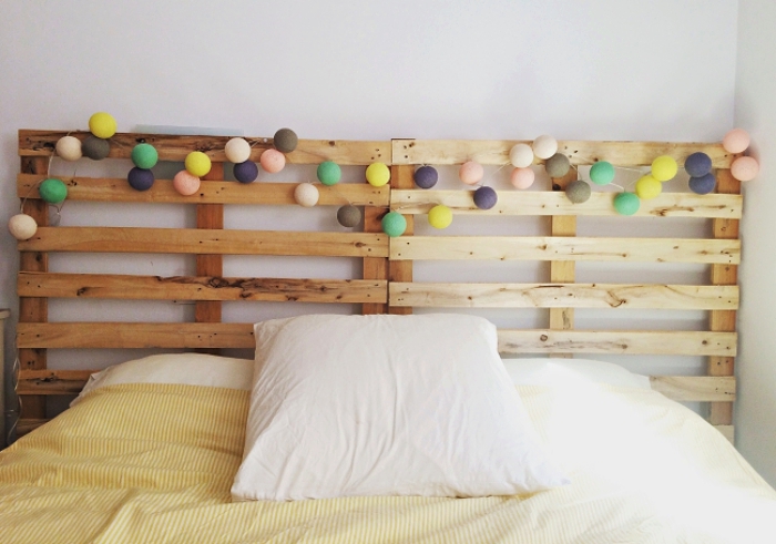 fabriquer tete de lit, modèle de guirlande décorative diy avec boules en couleurs et corde