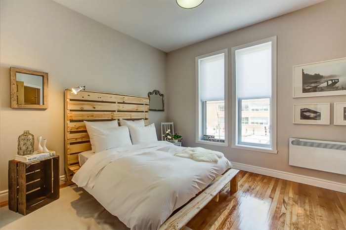 fabriquer tete de lit, modèle de lit fait de palettes dans une chambre beige au parquet foncé et plafond blanc