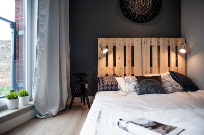 fabriquer tete de lit, aménagement de pièce aux murs noir et blanc avec fenêtre surdimensionnée et rideaux longs