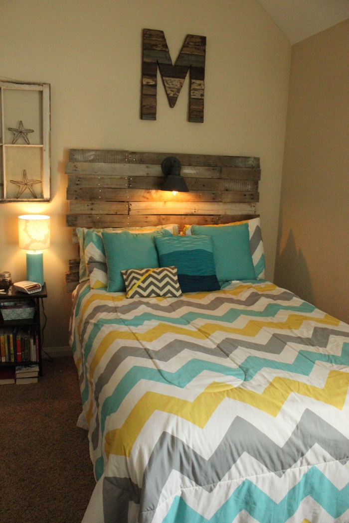 fabriquer une tete de lit en palette, petite chambre à coucher aux murs beige et tapis moelleux marron