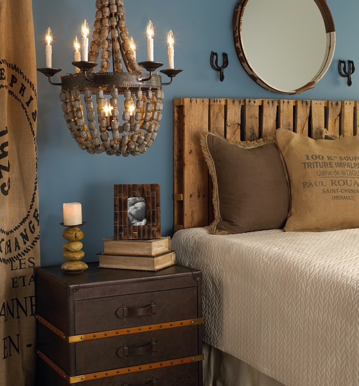 que faire avec des palettes, aménagement de chambre à coucher en bleu et marron avec meubles en bois diy