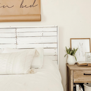 tete de lit en palette peinte blanche poster papier kraft meuble chevet bois