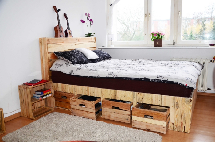 fabriquer une tete de lit en palette, déco chambre blanche et claire avec armoires et lit en palettes