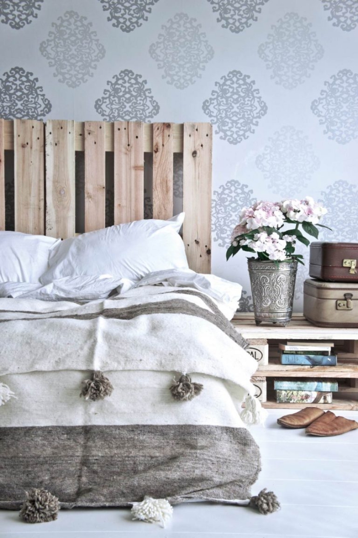 faire une tete de lit, papier peint blanc et gris dans la chambre à esprit cozy avec meubles en bois recyclé 