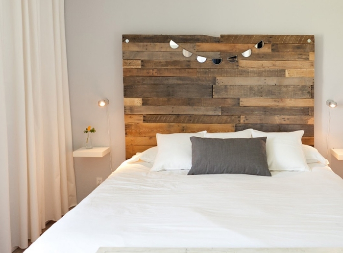 faire une tete de lit, murs blancs et parquet foncé pour la chambre adulte avec rideaux longs et meubles en bois