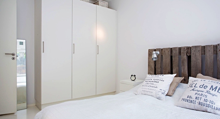 tête de lit en palette de bois, comment aménager la chambre adulte aux murs blancs et meubles de bois